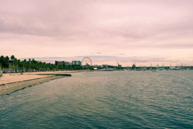 Geelong, Victoria - 05 / 11 / 2019: Geelong 'un Victoria, Avustralya' daki deniz manzarası. Geelong Melbourne 'un güneybatısında bulunan popüler bir sahil kentidir.