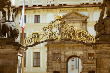 Sarayın önündeki kapıyı kapatın. 