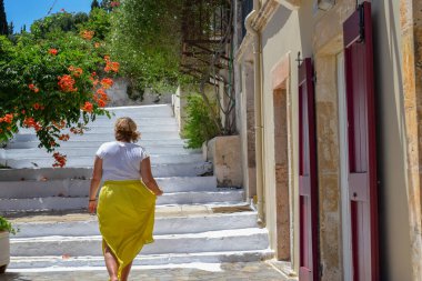 Yunanistan 'ın Kefalonia Adası' ndaki merdivenlerde poz vermiş.