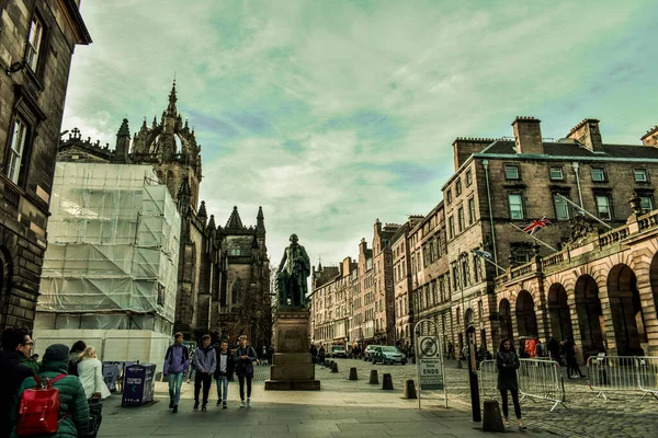 Edinburgh, İskoçya - 11 / 30 / 2019: İnsanlar Edinburgh 'da Princes caddesinde yürüyor,