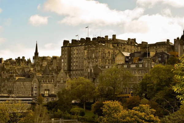 苏格兰爱丁堡的历史建筑和绿色公园 — 图库照片
