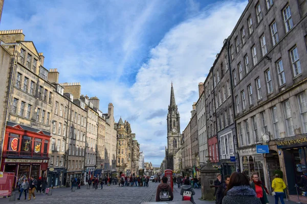 Edinburgh Skottland 2019 Folk Går Längs Princes Gata Edinburgh — Stockfoto