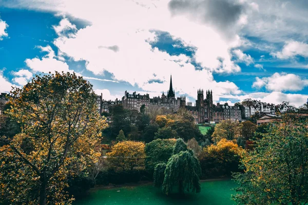 Historische Gebäude Und Ein Grüner Park Edinburgh Schottland — Stockfoto