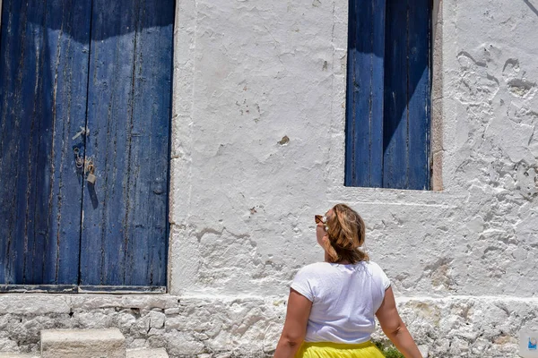 Zakkumlar Kefalonia Island, Yunanistan altında yürüyen genç kadın
