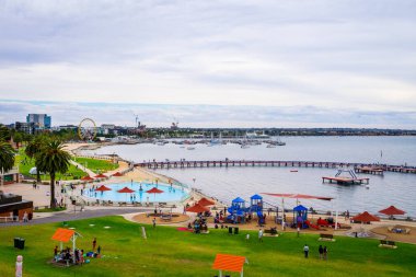 Geelong, Victoria - 05 / 11 / 2019: Geelong 'un Victoria, Avustralya' daki deniz manzarası. Geelong Melbourne 'un güneybatısında bulunan popüler bir sahil kentidir.