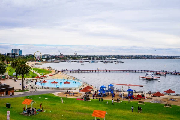 Geelong, Victoria - 05 / 11 / 2019: Geelong 'un Victoria, Avustralya' daki deniz manzarası. Geelong Melbourne 'un güneybatısında bulunan popüler bir sahil kentidir.
