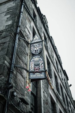 EDINBURGH, SCOTLAND - EPTEMBER 09, 2019: Edinburgh 'un işlek Royal Mile (Highstreet) İskoçya' nın en ikonik sokaklarından biri ve belediye başkanı turistik merkezidir.