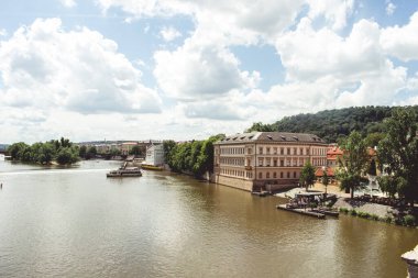 Çek Cumhuriyeti 'nde Prag' ın merkezinde eski mimariyle nehir ve kıyı manzarası 