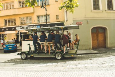 PRAG, CZECH REPUBLIC - 19 HAZİRAN: Eski Belediye Binası ve Saat Kulesi 'ne bakın. Prag Çek Cumhuriyeti 'nin başkenti ve en büyük şehridir..