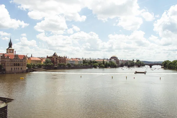Vista Panorámica Del Río Orilla Con Arquitectura Antigua Centro Praga — Foto de Stock