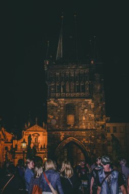 PRAG, CZECH REPUBLIC - 19 HAZİRAN: Eski Belediye Binası ve Saat Kulesi 'ne bakın. Prag Çek Cumhuriyeti 'nin başkenti ve en büyük şehridir..