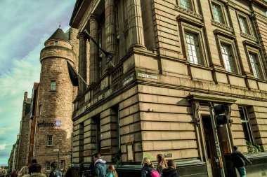 Edinburgh, İskoçya - 11 / 30 / 2018: Edinburgh 'da insanlar Princes caddesinde yürüyor,