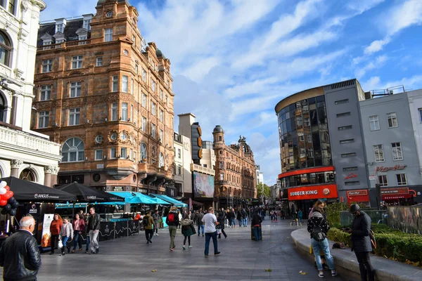 Vista Personas Caminando Cerca Edificios Antiguos Calle Londres Reino Unido — Foto de Stock