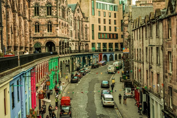 维多利亚街 Victoria Street 是爱丁堡的一条中世纪街道 与草场相连 受欢迎的旅游景点和购物区 爱丁堡 苏格兰联合王国 — 图库照片