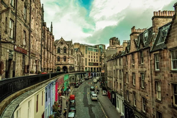 维多利亚街 Victoria Street 是爱丁堡的一条中世纪街道 与草场相连 受欢迎的旅游景点和购物区 爱丁堡 苏格兰联合王国 — 图库照片