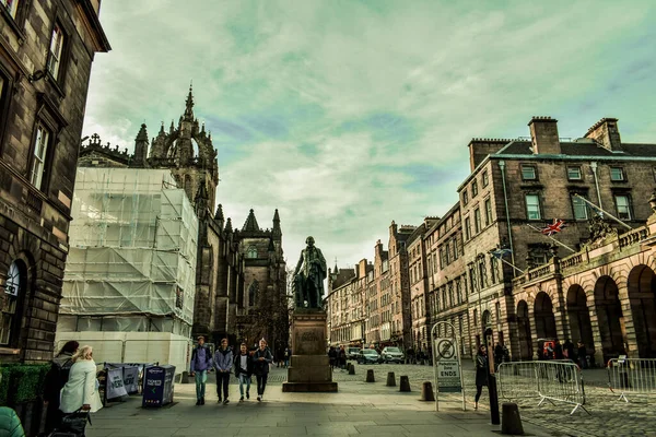 Edinburgh, İskoçya - 11 / 30 / 2018: Edinburgh 'da insanlar Princes caddesinde yürüyor,