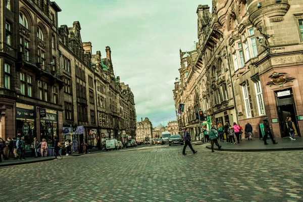 Edinburgh Schotland 2018 Mensen Lopen Door Princes Straat Edinburgh — Stockfoto