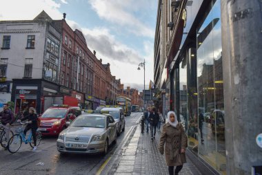 Dublin, İrlanda 'daki Dublin Kültür Bölgesi' ndeki Temple Bar tarihi bölgesinde yürüyen insanlar