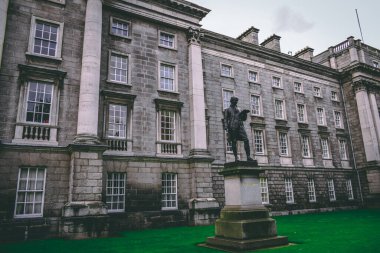Campanile Dublin, İrlanda 'daki Üçlemeci Üniversite Kampüsü' nün içinde.