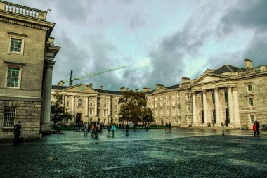 Campanile Dublin, İrlanda 'daki Üçlemeci Üniversite Kampüsü' nün içinde.