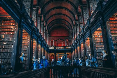 DUBLIN, IRELAND - 15 Şubat 2014 Dublin, İrlanda 'da Trinity Kolej Kütüphanesindeki Uzun Oda. Trinity College Kütüphanesi İrlanda 'nın en büyük kütüphanesidir ve Kells' in Kitabı 'na ev sahipliği yapar..