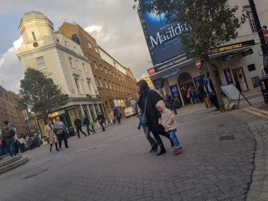 İrlanda 'nın Dublin kentindeki tarihi bölgede yürüyen insanlar