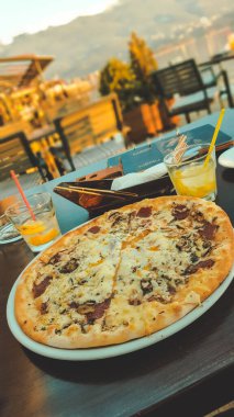 Kahve masasında sıcak pizza tabağı. 