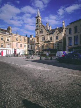 Güneşli bir günde kasabadaki tarihi binaların manzarası 