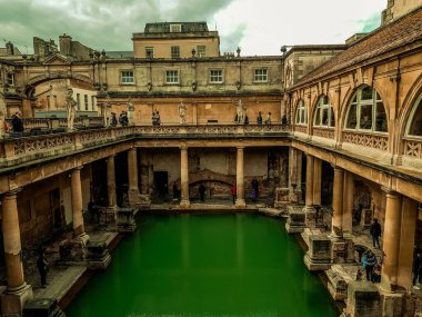  Roma hamamlarında, hamamda, banyoda, somerset 'te, İngiltere' de Büyük Hamamda yürüyen turistler