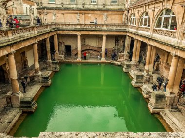  Roma hamamlarında, hamamda, banyoda, somerset 'te, İngiltere' de Büyük Hamamda yürüyen turistler