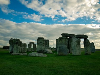 Stonehenge, İngiltere, Wiltshire 'da Salisbury yakınlarında tarihi bir taş anıt. İngiltere 'de