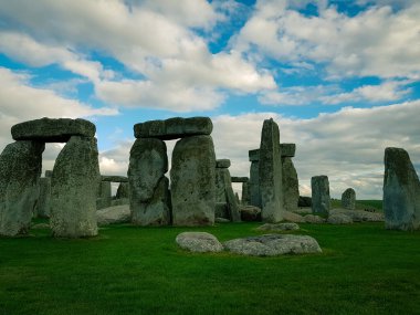 Stonehenge, İngiltere, Wiltshire 'da Salisbury yakınlarında tarihi bir taş anıt. İngiltere 'de