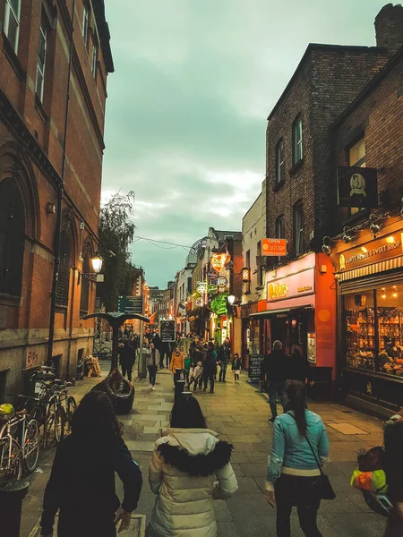 Personas Caminando Por Calle Del Barrio Histórico Temple Bar Dublins — Foto de Stock