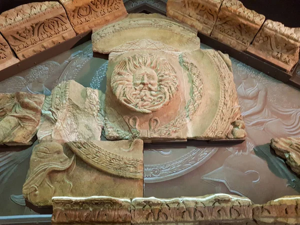 Kilátás Öreg Gorgon Fejét Temple Pediment Bath Római Templom — Stock Fotó