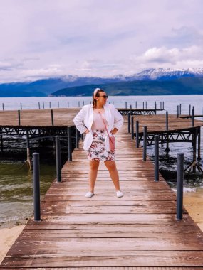 Ahşap bir mankende poz veren güzel bir model.