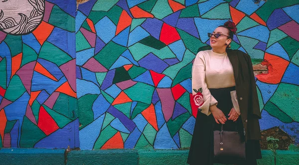 Modelo Elegante Más Tamaño Posando Cerca Pared Con Graffiti Fondo — Foto de Stock