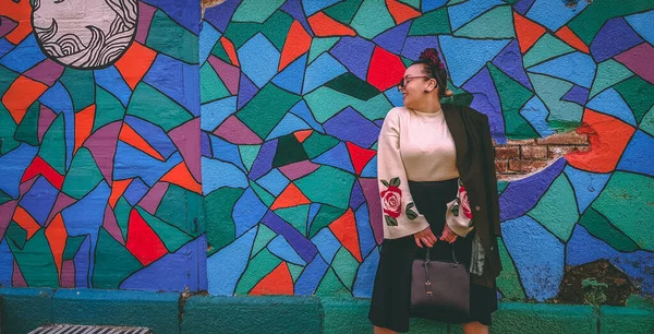 Modelo Elegante Más Tamaño Posando Cerca Pared Con Graffiti Fondo — Foto de Stock