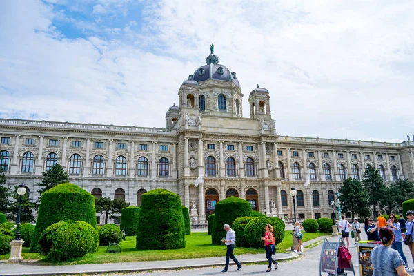 Kilátás Mária Terézia Palota Közelében Sétáló Turistákra Emlékművel Bécs Ausztria — Stock Fotó