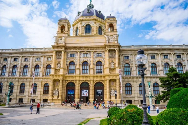 Kilátás Mária Terézia Palota Közelében Sétáló Turistákra Emlékművel Bécs Ausztria — Stock Fotó