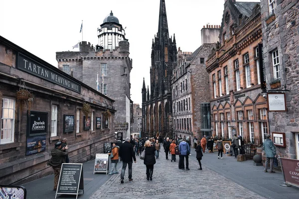 Toeristen Wandelen Buurt Van Saint Giles Cathedral Straat Van Edinburgh — Stockfoto