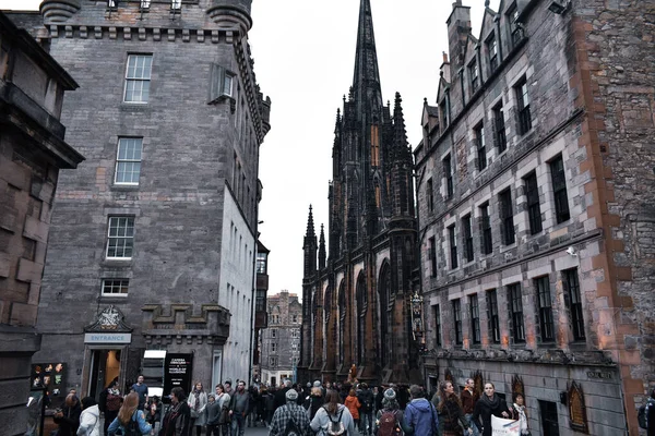 Toeristen Wandelen Buurt Van Saint Giles Cathedral Straat Van Edinburgh — Stockfoto