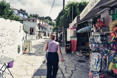 LEFKADA TOWN, GREECE -07 / 25 / 2018: Suda yürüyen kadın