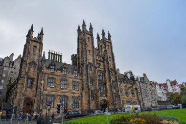 Edinburgh, İskoçya 'da tarihi binalar ve yeşil bir park