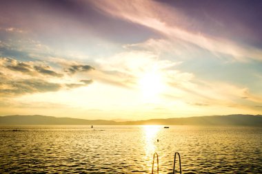 Deniz arka planında güzel gün batımı