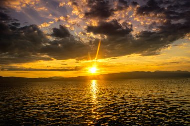 Deniz arka planında güzel gün batımı