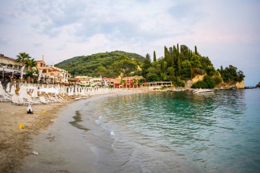 Güzel gün batımı ve deniz arka planında bir ada