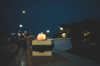 Geceleri arka planda şehirle mum yakmak.