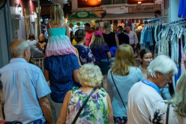 Turistler akşamları eski marketlerde, Parga Yunanistan 'da ve Epirus' ta geziyorlar.  
