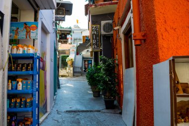 Yunanistan 'ın Parga kentindeki eski pazardan alışveriş yapıyor, Epirus.  