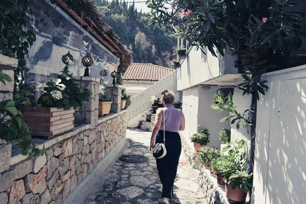 Lefkada Town Grecia 2018 Mujer Caminando Por Agua — Foto de Stock